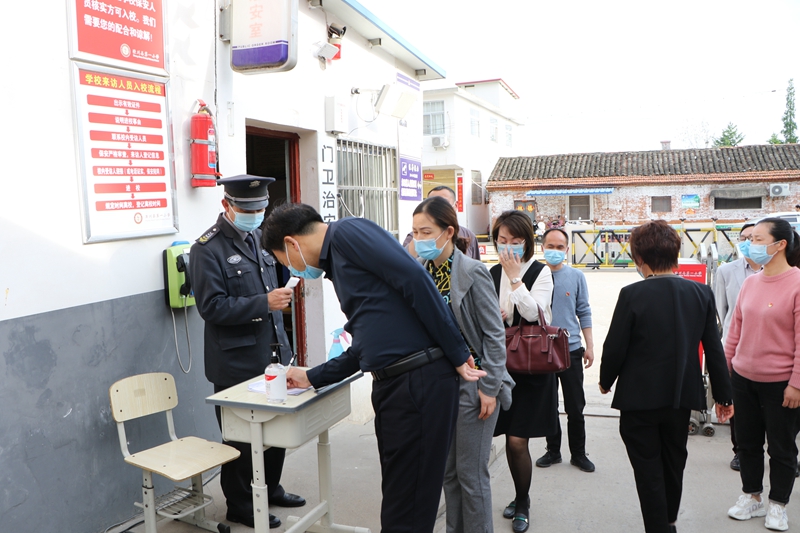 市义务教育均衡发展复核督导组莅临潢川一小检查指导工作1.JPG