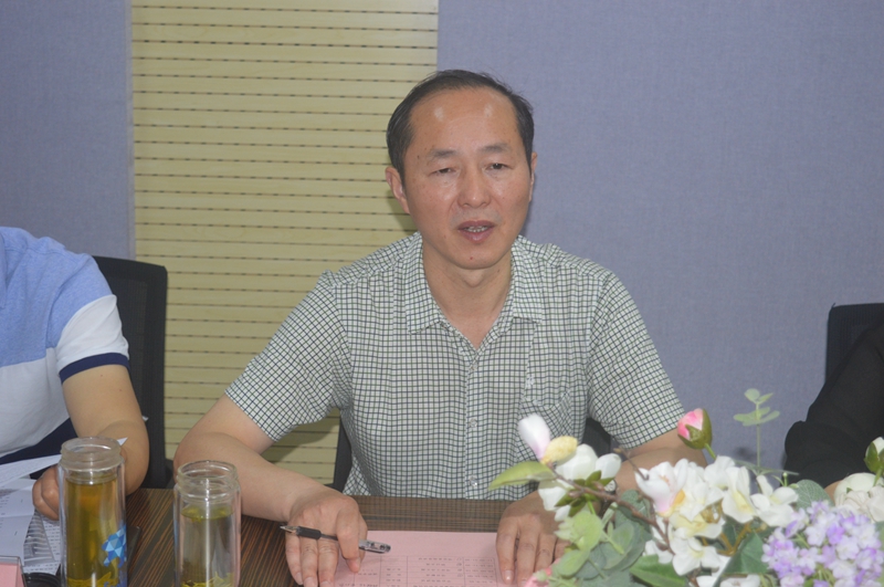 5潢川县教体局普教股股长贾锐主持.JPG