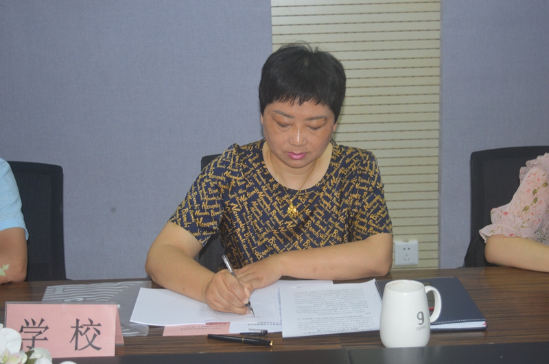 9潢川县逸夫小学校长周卫汇报工作.JPG