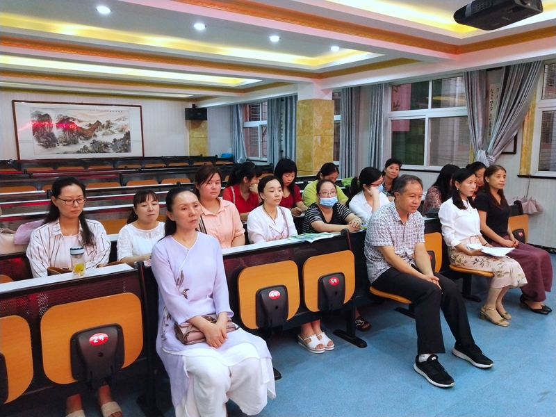 毕业班教师齐聚一堂.jpg