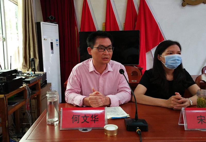 联盟学校校长何文华主持会议.jpg