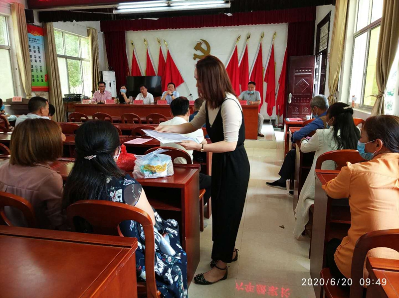 现场发放招生宣传资料.jpg