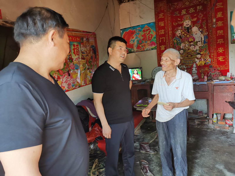 办事处党工委副书记谷新俊走访慰问方店村困难党员.png 办事处党工委副书记谷新俊走访慰问方店村困难党员.png