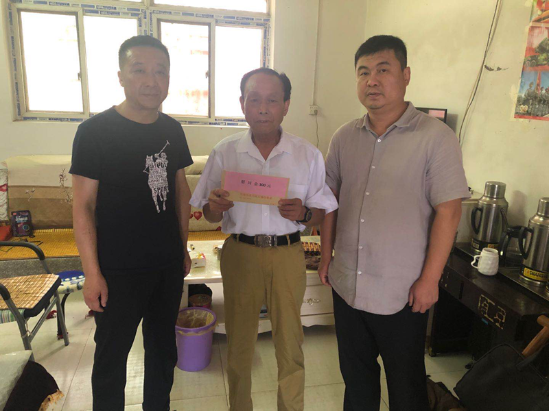 办事处党工委组织委员付强慰问小东关社区生活困难党员.png 办事处党工委组织委员付强慰问小东关社区生活困难党员.png