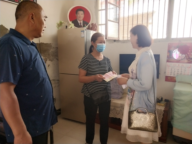 办事处副主任曾晓玲走访慰问新园社区生活困难党员黄爱华.png 办事处副主任曾晓玲走访慰问新园社区生活困难党员黄爱华.png