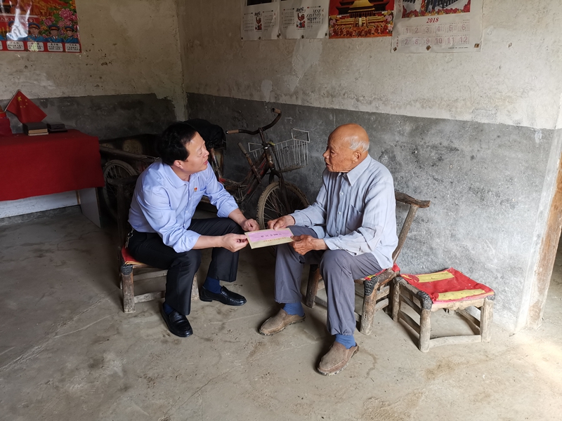 胡波书记慰问袁耀忠3.jpg 胡波书记慰问袁耀忠3.jpg