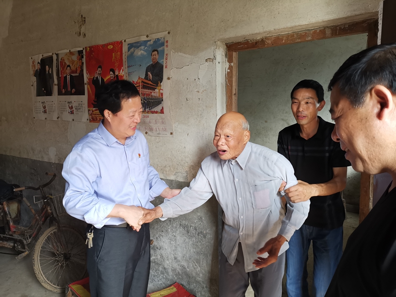 胡书记慰问袁耀忠家.jpg 胡书记慰问袁耀忠家.jpg