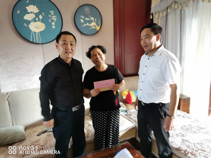 李微波主任慰问中山社区困难党员韩太芝.jpg 李微波主任慰问中山社区困难党员韩太芝.jpg