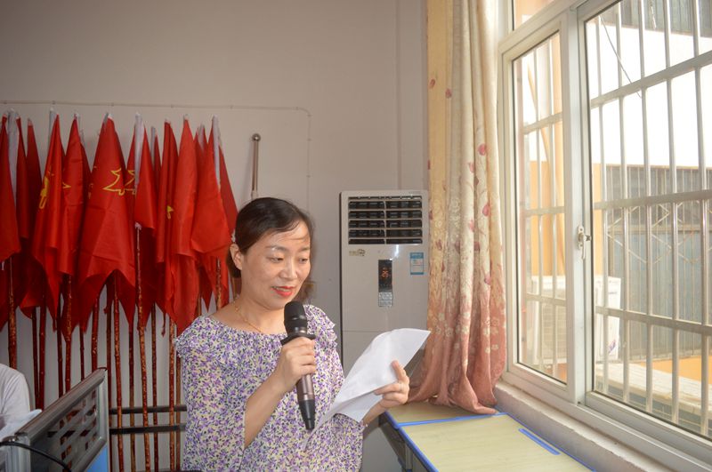 2教务处副主任李霞主持.JPG