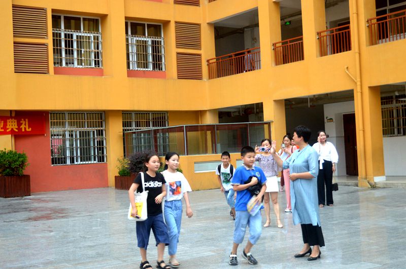 12欢送学生离校场面.JPG