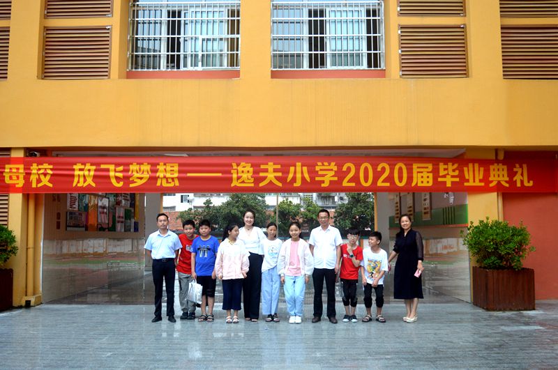 15欢送学生离校场面.JPG