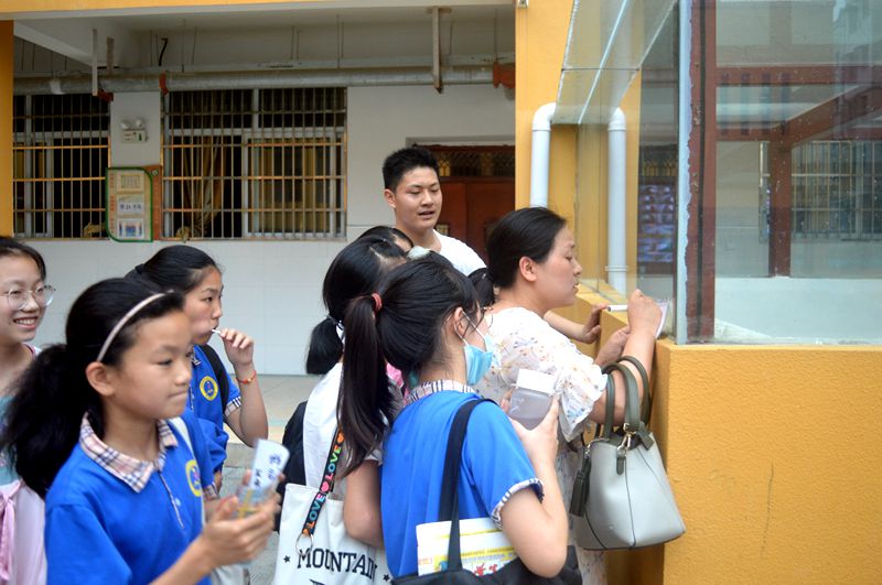 16欢送学生离校场面.JPG