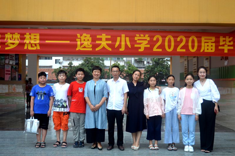 17欢送学生离校场面.JPG