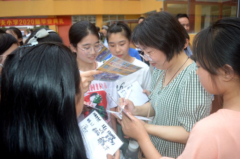 18欢送学生离校场面.JPG