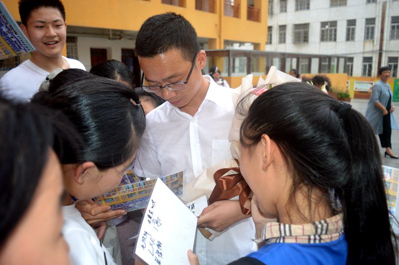 19欢送学生离校场面.JPG