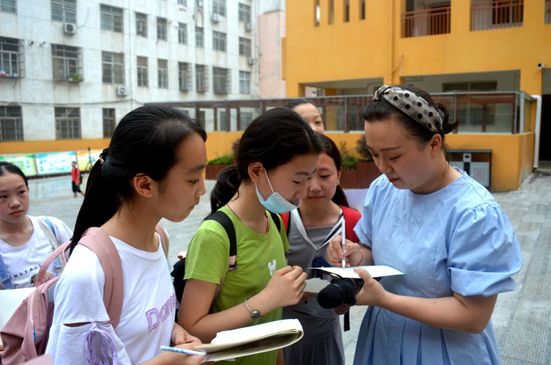 20欢送学生离校场面.JPG