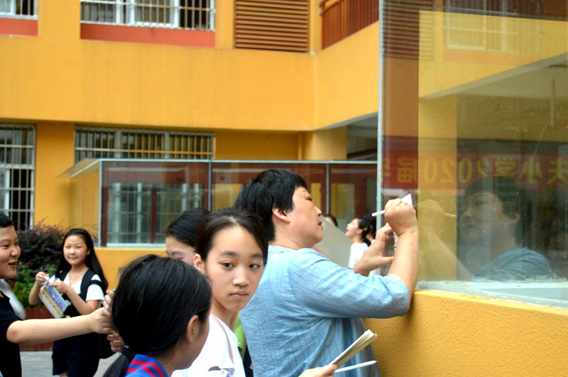 21欢送学生离校场面.JPG
