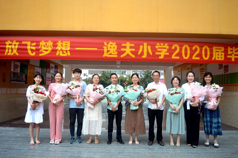 22欢送学生离校场面.JPG
