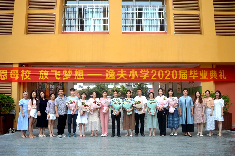 23欢送学生离校场面.JPG