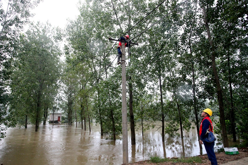 抢修人员更换低压线路1.jpg