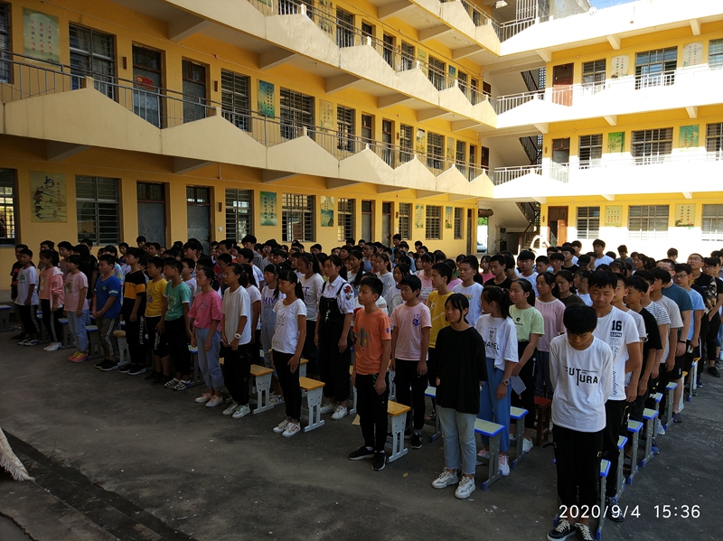 学生庄严肃立.jpg
