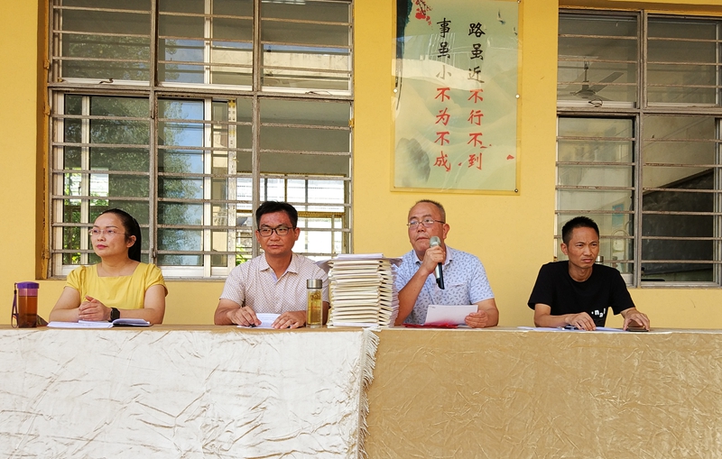 胡明副校长宣读优秀学生名单.jpg