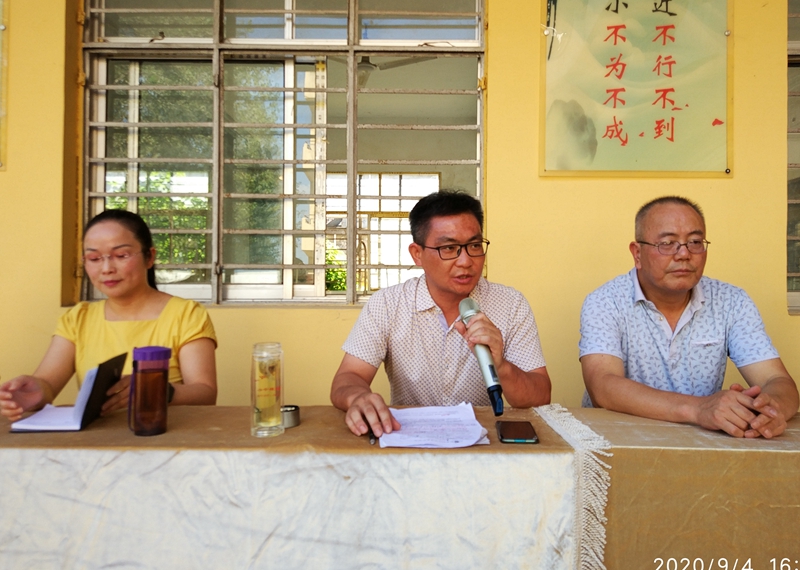 校长何文华讲话.jpg