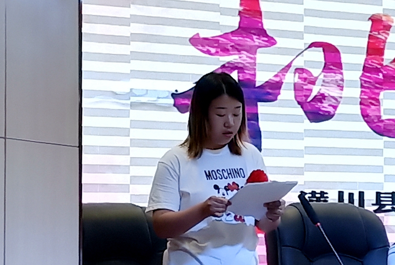 优秀班主任代表彭玉雯发言.jpg