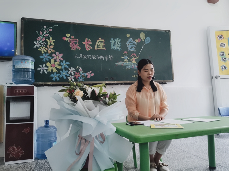 小一班周文满老师主持会议并与家长交流.jpg