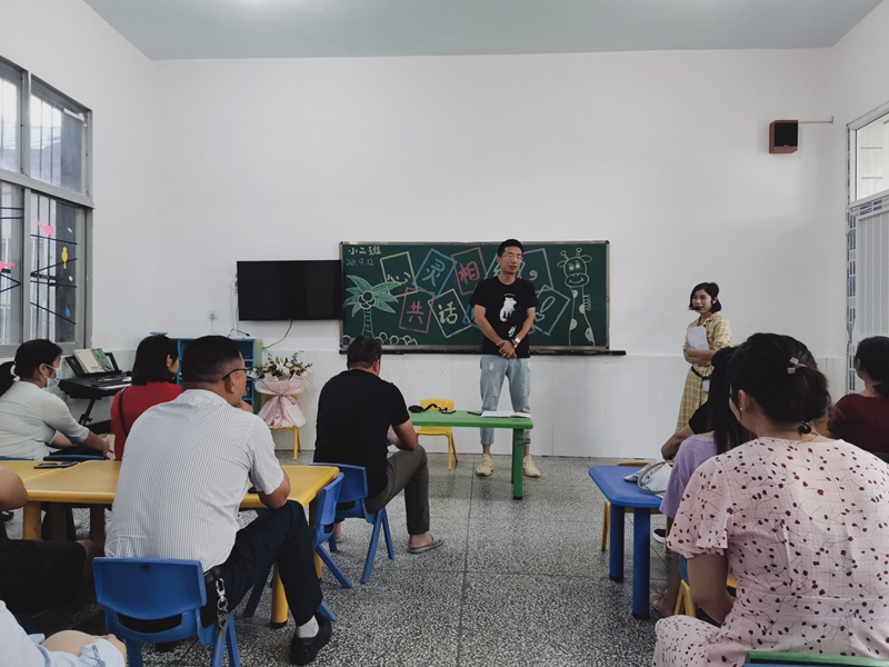 家长代表分享家庭育儿经验3.jpg