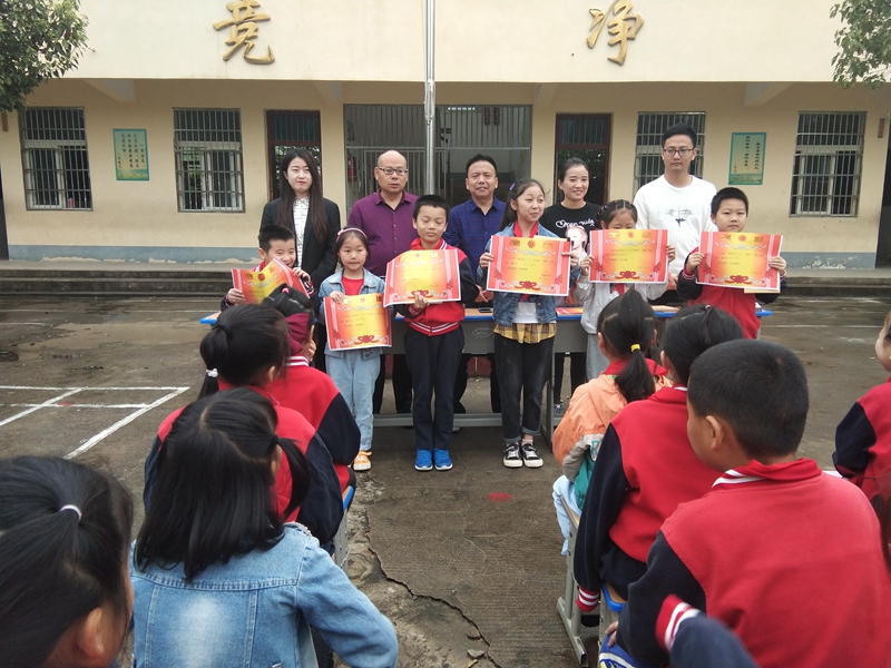 学习标兵颁奖.jpg 学习标兵颁奖.jpg