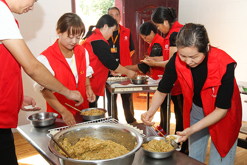 潢川土根爱心协会到张集乡敬老院开展慰问献爱心活动