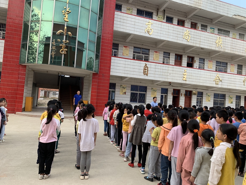 潢川县黄湖小学举行国庆中秋假期安全教育活动2.JPG