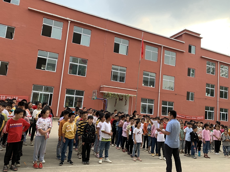 潢川县黄湖小学举行国庆中秋假期安全教育活动1.JPG