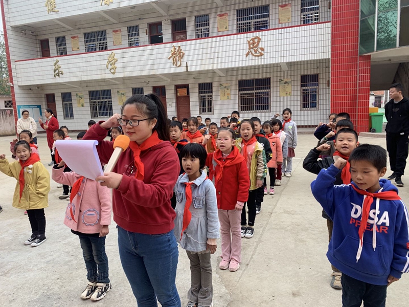 黄湖小学举行新少先队员入队仪式11.jpg