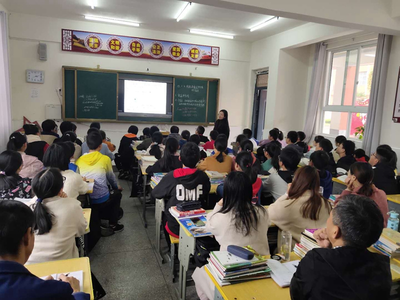 潢川县教研室领导到仁和中学开展推门听课活动2.jpg