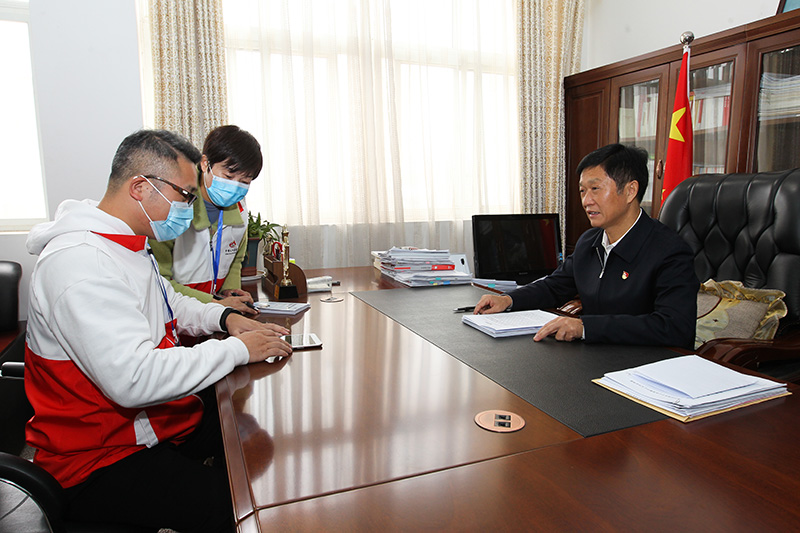 潢川县领导接受第七次全国人口普查登记