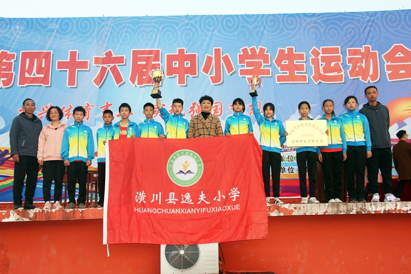 1.校长慰问全体运动员教练员.jpg