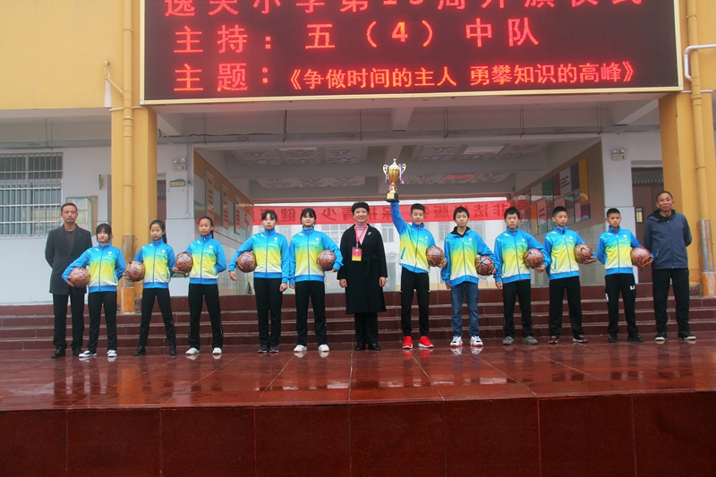 14.校长给运动员颁奖.JPG
