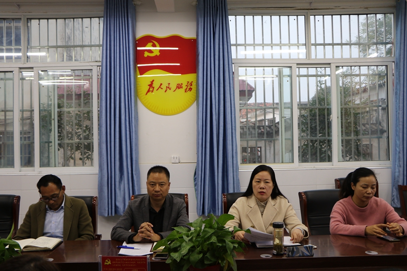 潢川一小召开学习贯彻“十九届五中全会精神”专题会2.JPG