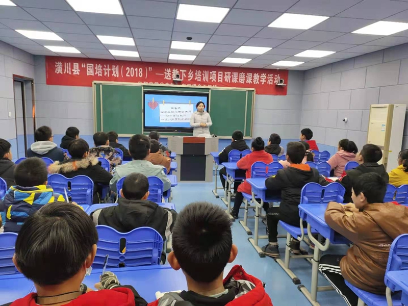 国家级心理咨询师走进仁和中学 开展心理健康辅导3.jpg