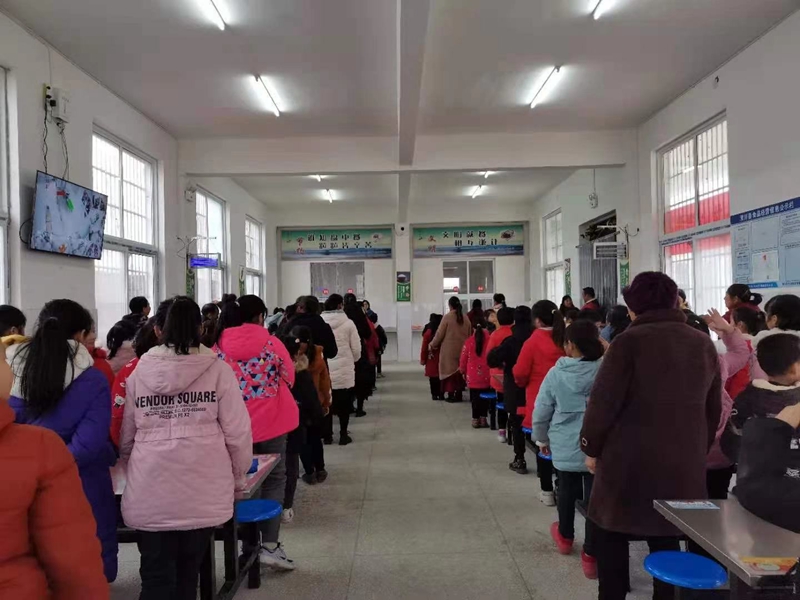 彭寨小学期中表优暨安全教育大会在国歌声中拉开序幕.jpg