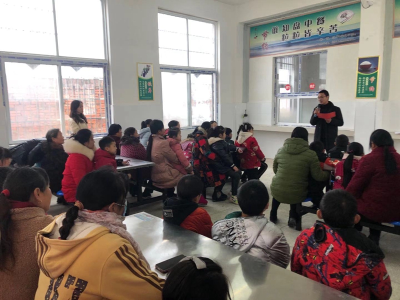 罗校长对进行教学工作进行总结.jpg