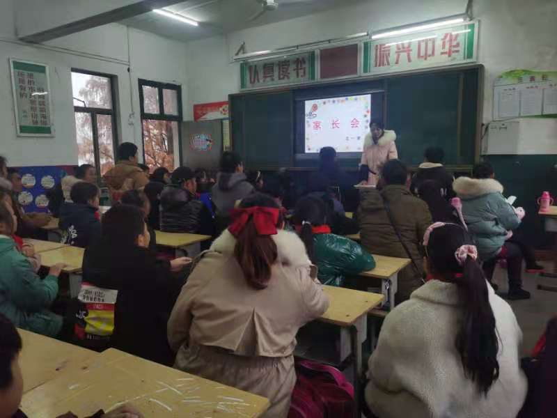 各班召开家长会1.jpg