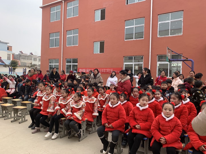 黄湖小学举行“放飞童心，展望未来”庆元旦文艺汇演1.jpg
