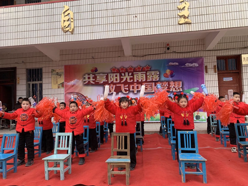 黄湖小学举行“放飞童心，展望未来”庆元旦文艺汇演11.jpg