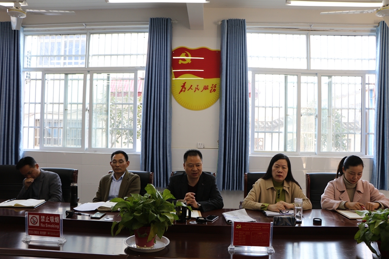 齐心协力谋发展  脚踏实地谱新篇---潢川一小召开2021年春季学期班子会2.JPG