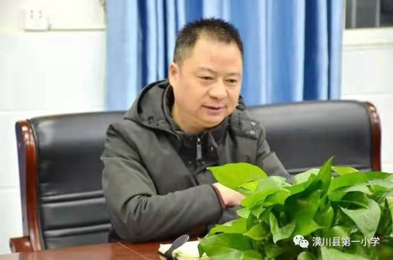 抓常规 重教研 启新篇---潢川一小召开教研会议4（校长黄万龙）.jpg