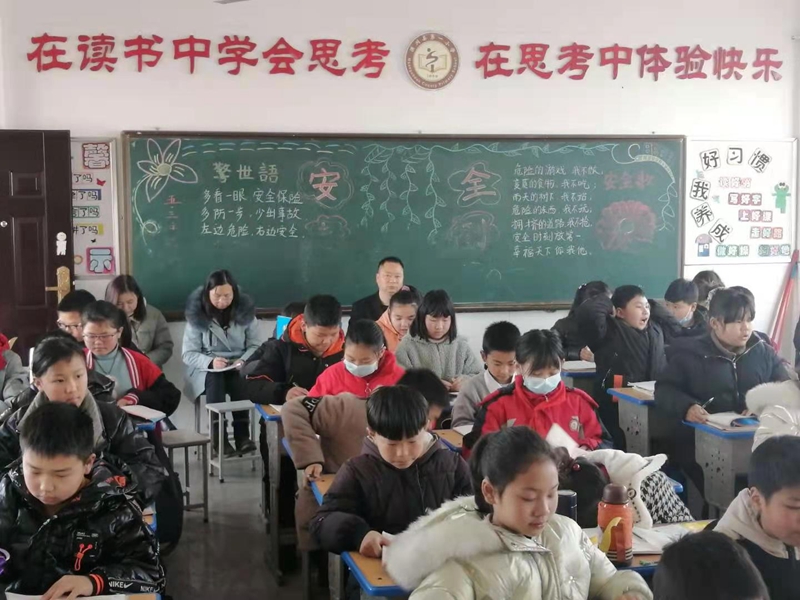 潢川一小开展蹲班听课活动1.jpg