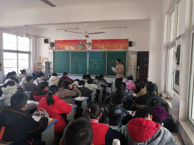 潢川一小开展蹲班听课活动3（五三班数学课）.jpg